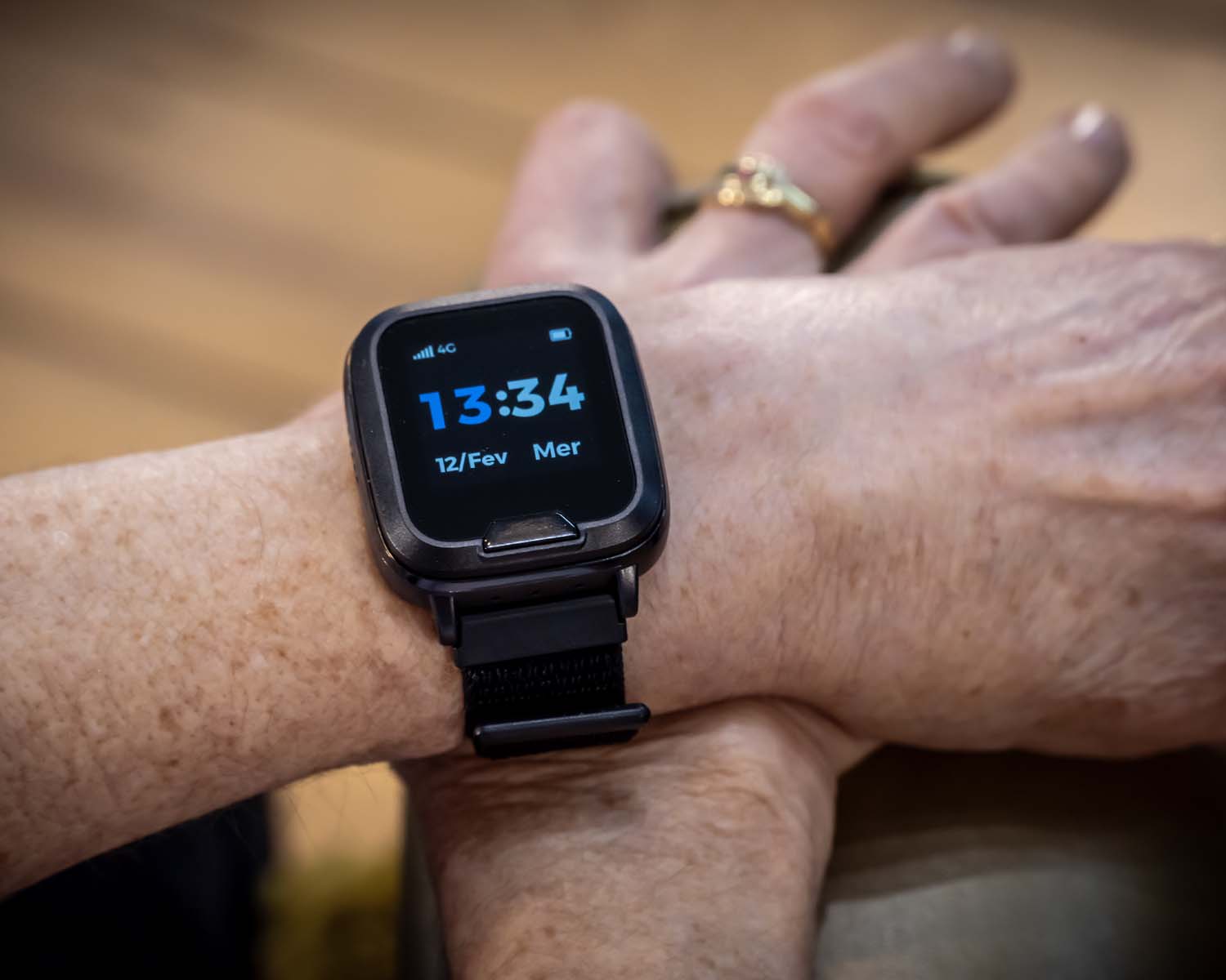 Une personne âgée équipée d'une montre connectée Digitatel